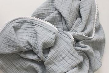 Couverture à pompons personnalisée brodée à la main pour nouveau-né en mousseline de coton biologique et écologique