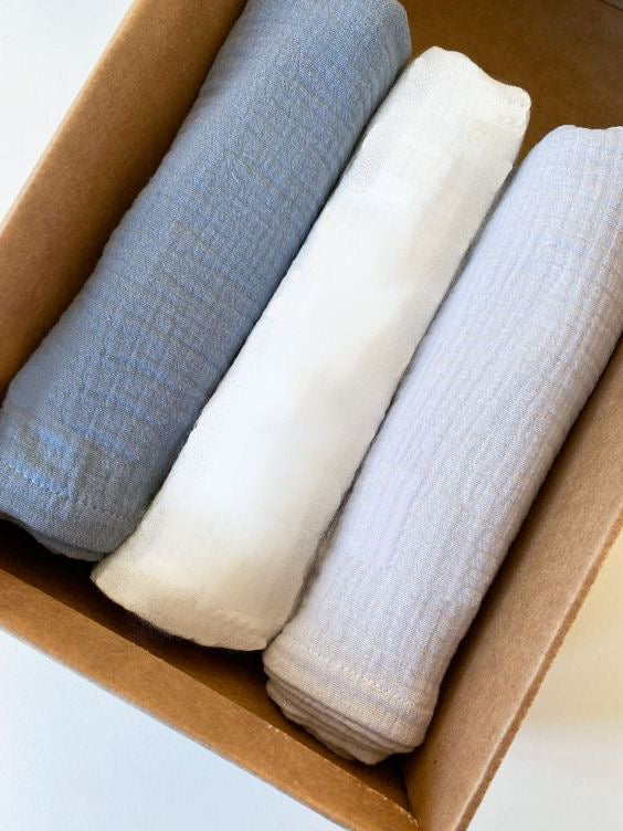 Lot de 3, 5, 7 ou 10 bavoirs pour bébé imperméables à trois couches, bandana personnalisé brodé à la main, coffret cadeau de bavoirs en mousseline de coton biologique respectueux de l'environnement