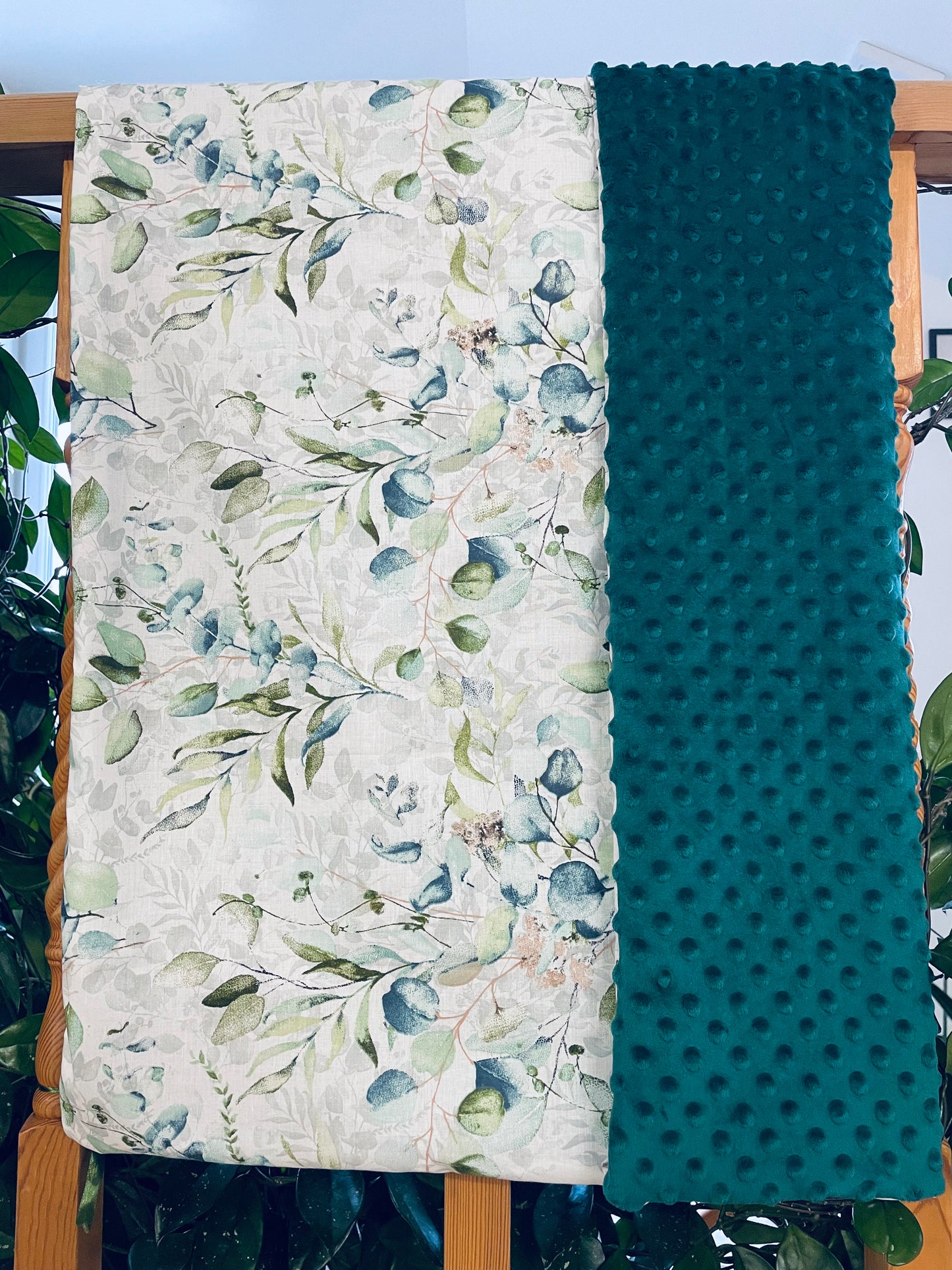 Coffret cadeau couverture en eucalyptus Minky assortie à une peluche lapin et une doudou l Support pour pacifier I Lot de 3 bavoirs pour bébé I Tapis à langer Sac de voyage I Coffret cadeau Baby Shower dans une boîte