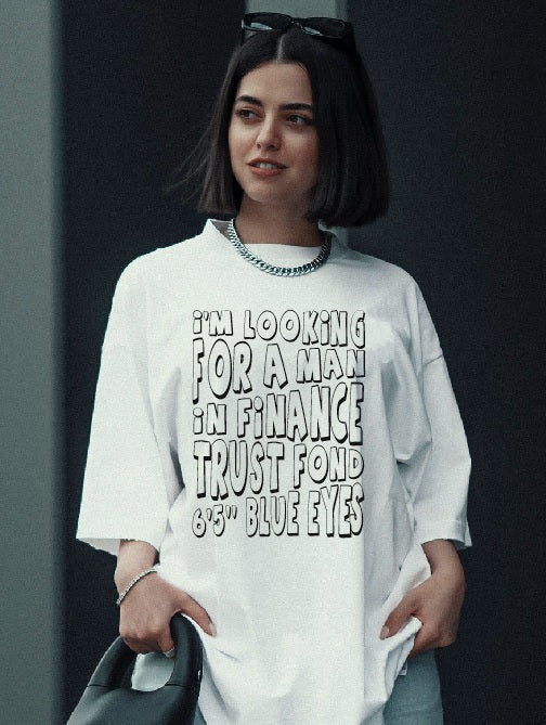 Je recherche un homme dans la finance, de confiance, affectueux, 1m95, yeux bleus, T-shirt tendance été 2024