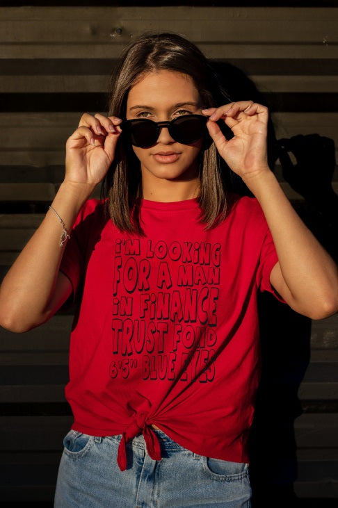 Je recherche un homme dans la finance, de confiance, affectueux, 1m95, yeux bleus, T-shirt tendance été 2024