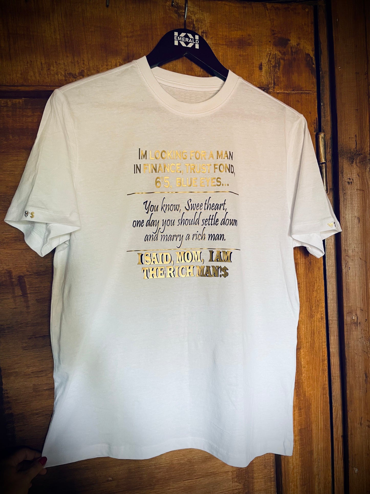 Je cherche un homme dans la finance... Chérie, tu devrais épouser un homme riche. Maman, je suis l'HOMME RICHE ! T-shirt tendance été 2024