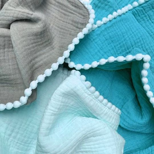 Couverture à pompons personnalisée brodée à la main pour nouveau-né en mousseline de coton biologique et écologique