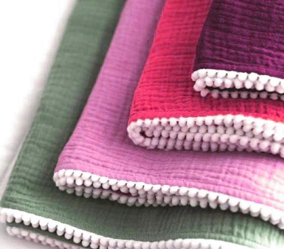 Couverture à pompons personnalisée brodée à la main pour nouveau-né en mousseline de coton biologique et écologique