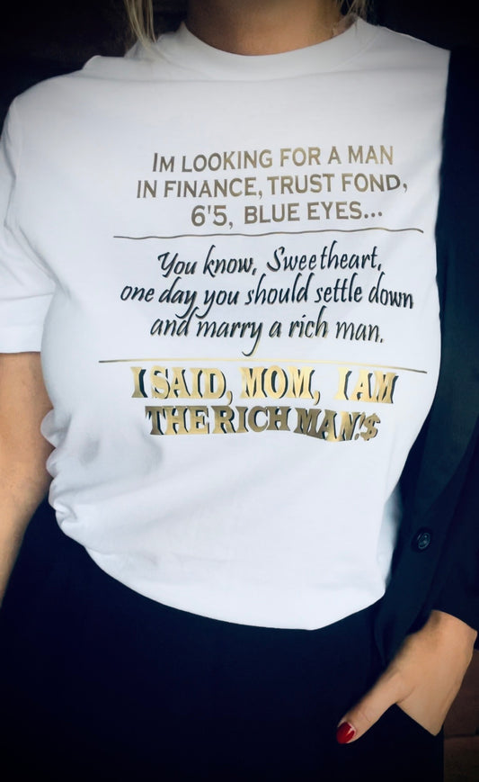 Je cherche un homme dans la finance... Chérie, tu devrais épouser un homme riche. Maman, je suis l'HOMME RICHE ! T-shirt tendance été 2024